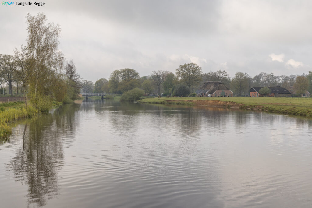 In de verte de Brug over de Regge